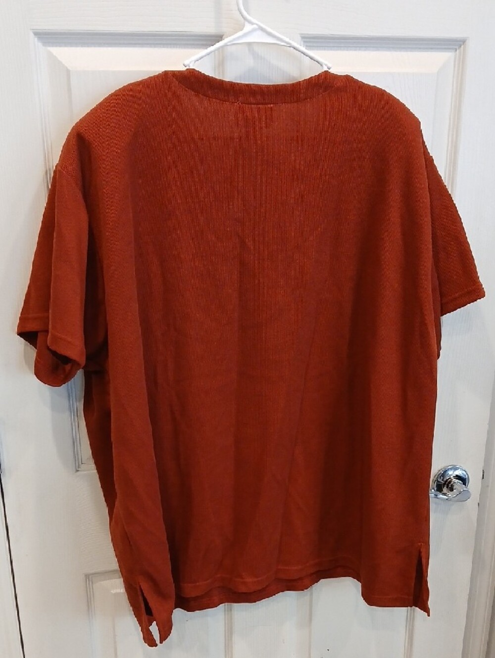 Capistrano Women’s Rust Embroidered V-Neck Top - Picture 2 of 3